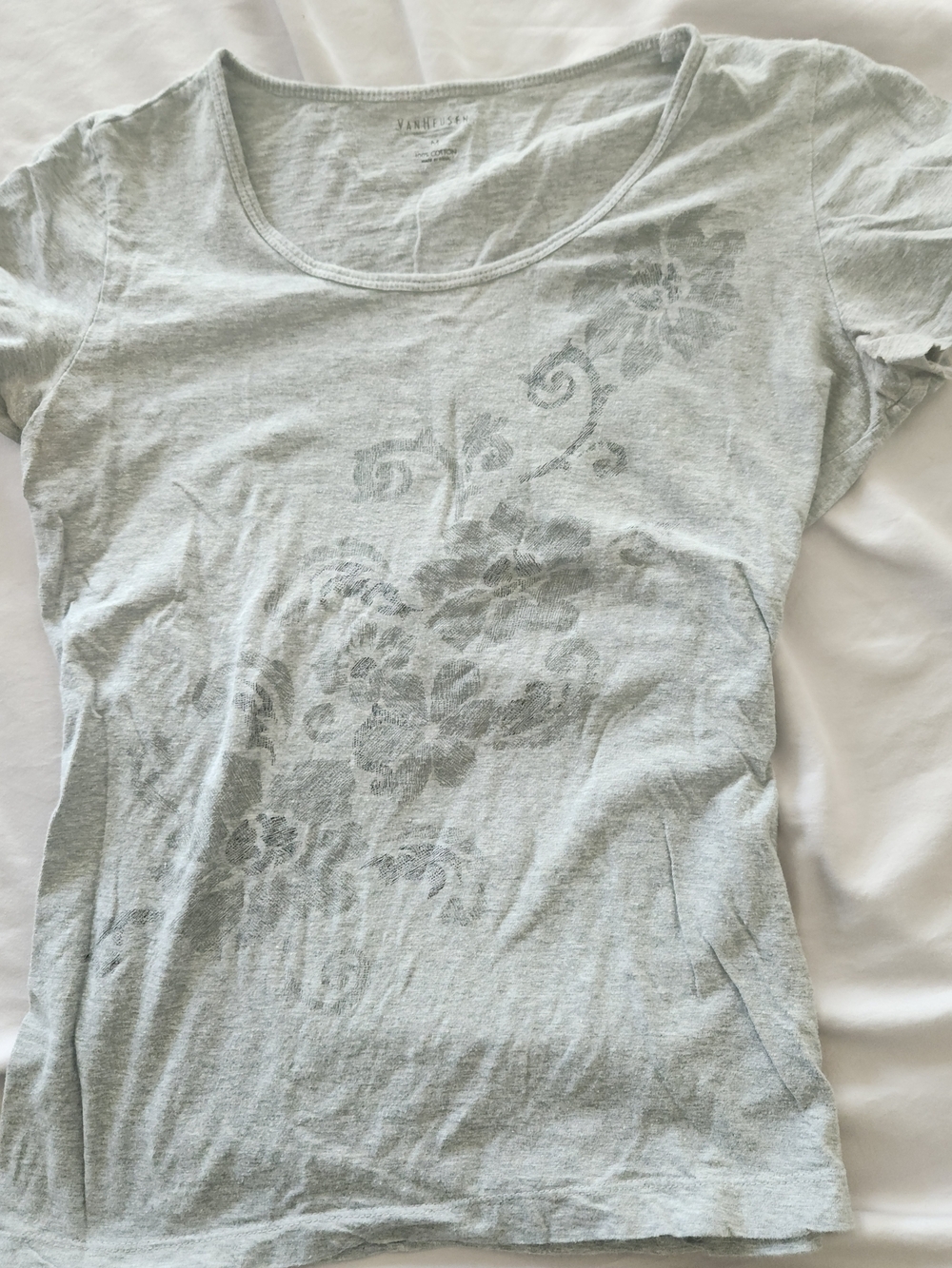 Vanheusen Light Gray Floral Scoop Neck Women’s Tee M